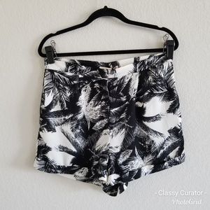 NWT blk/cream palm leaf shorts